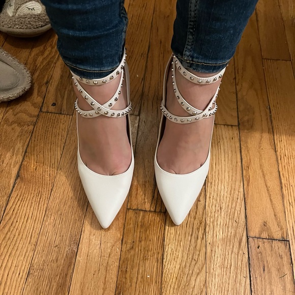 White pumps with ankle straps and spikes - Picture 2 of 7